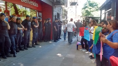 En marco de una protesta nacional, Barrios de Pie La Plata pidió “donaciones” de alimentos frene a Carrefour