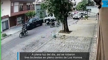 Motochorros descontrolados en La Plata roban tres bicicletas a plena luz del día