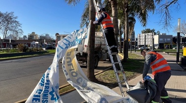 Operativo limpieza en La Plata: el Municipio inició la remoción de cartelería de campaña en toda la ciudad