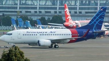Desapareció un avión Boeing 737 con 62 personas a bordo poco después de despegar de Yakarta