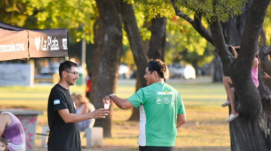 Instalan puntos de hidratación para evitar golpes de calor ante las altas temperaturas en distintos espacios públicos