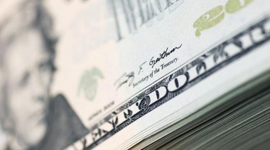 El dólar oficial cotizó a $ 90,73, mientras que el "contado con liqui" y el MEP bajan levemente