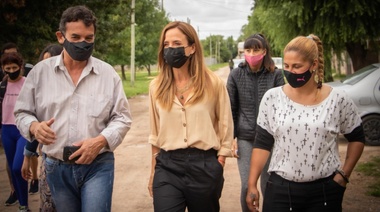 Tolosa Paz junto a vecinos de Etcheverry "que viven en una boca de lobo" por falta de alumbrado