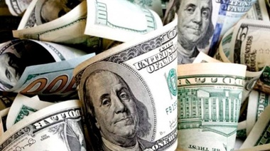 El dólar oficial cerró a $ 77,70 y el "blue" se ubicó en $134