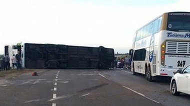 El conductor del colectivo que volcó en ruta 2 dijo que "mordió la banquina y se le fue el micro"