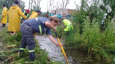 En Villa Elisa la lluvia caída alcanzó la histórica inundación del 2008, por lo que el Municipio realizó un rápido despliegue