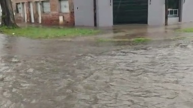 Vecinos de 117 y 528 dicen que la Municipalidad “llenó de cemento” un badén y “parece un río” cuando llueve