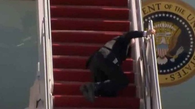 Tropiezo de Biden en la escalerilla de su avión genera alarma sobre su salud