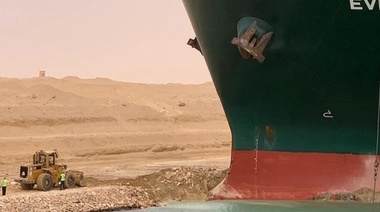 Remolcadores y dragas intentan mover el enorme navío encallado que bloquea el Canal de Suez