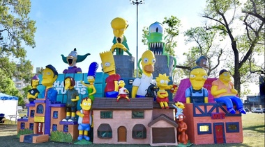 Los vecinos eligieron a “Los Simpson” como el muñeco ganador en la quema de Año Nuevo