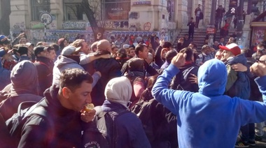Represión trabajadores ARS: Fiscal Martini dice que hay “seis aprehendidos y doce policías heridos”