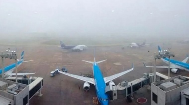 Una veintena de vuelos fueron desviados o demorados en Ezeiza debido a la intensa niebla