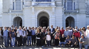 Guillermo Escudero presentó más de diez mil firmas de vecinos que se oponen al tarifazo