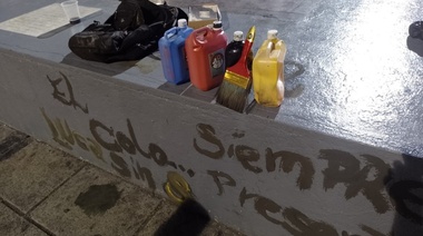 Dos personas fueron demoradas por vandalizar la piedra fundacional de La Plata, en Plaza Moreno