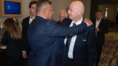 Tapia felicita a Infantino por su reelección en FIFA