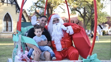 Previo a la Navidad, Papá Noel estará recibiendo cartas en el árbol de la puerta de la Municipalidad