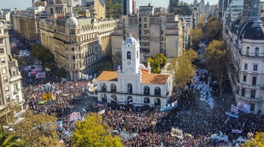 Ministros del Gabinete y funcionarios se sumaron a la marcha en Plaza de Mayo tras ataque a Cristina
