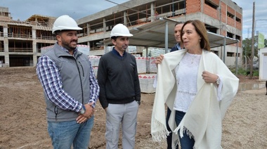 Vidal recorrió Dolores y Lezama, y esta noche comienza un encuentro de trabajo con sus ministros en Chapadmalal