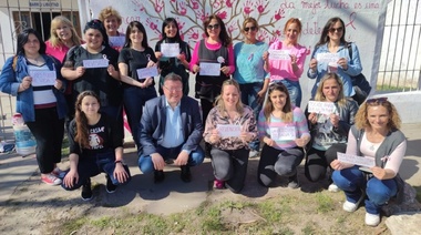 Mujeres de Crear impulsan la prevención del cáncer de mama mediante la pintada de un mural