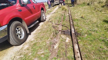 Siete detenidos al ser sorprendidos cuando robaban rieles de hierro fundido de unas vías férreas