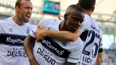 Gimnasia le ganó a Newell´s en duelo de necesitados en el bosque platense