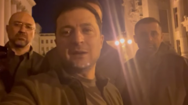 Volodimir Zelenski se mostró en un video con sus ministros desde Kiev: “estamos aquí, defendamos a Ucrania”