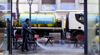 Ante el fin de semana, intensifican las tareas de hidrolavado y desinfección en centros comerciales y gastronómicos