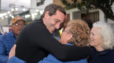 Garro ante el apoyo de vecinos en Los Hornos: “Vamos a seguir cambiando la historia de la ciudad”