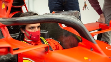 Ferrari evalúa renovar con Sainz tras destacada primera temporada en la Fórmula 1