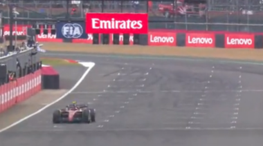 Drama y emoción en la F1: Sainz festeja su primera victoria tras impactante accidente de Zhou