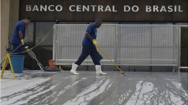 Economía brasileña sorprende en 2023 aunque riesgos permanecen en 2024, afirman economistas
