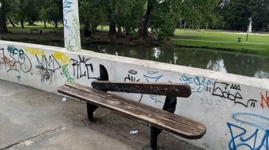 Parque Saavedra: Vandalismo extremo sobre La Pérgola y el lago