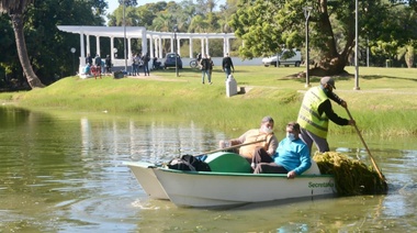 Realizan tareas de saneamiento y renovación para la puesta a punto del lago del Parque Saavedra