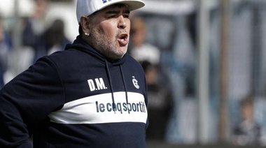 Gimnasia recibe a Racing con el debut de Diego Maradona como entrenador del "Lobo"