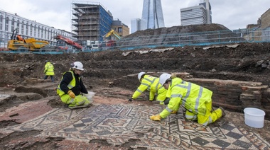 Encuentran el mayor mosaico romano en Reino Unido durante un excavación cerca del Puente de Londres