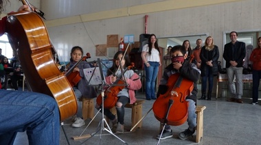 EDELAP donó instrumentos a la Orquesta Escuela de Berisso