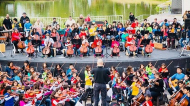 Con instrumentos renovados cientos de chicos retoman su formación musical en la Orquesta Escuela de Berisso