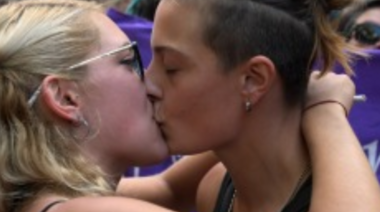 "Besazo" en Tribunales contra el procesamiento de una mujer que besó a su esposa