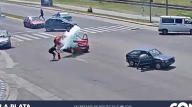 Chocó en una esquina del Camino Centenario y se le prendió fuego el auto