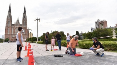 Realizaron una jornada abierta de capacitación en RCP en Plaza Moreno