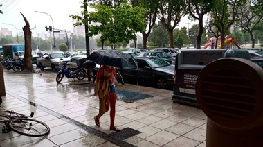 Lunes con lluvias durante toda la jornada y una máxima de 27° en región metropolitana