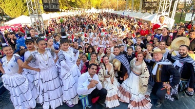 La cultura paraguaya conquistó la plaza Islas Malvinas en una nueva edición de “La Plata Celebra”