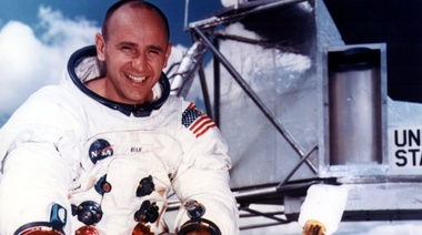 Murió Alan Bean, astronauta del Apollo 12 y el cuarto hombre en pisar la Luna
