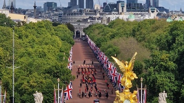 El féretro de Isabel II llegó al Parlamento británico para un multitudinario adiós en Londres