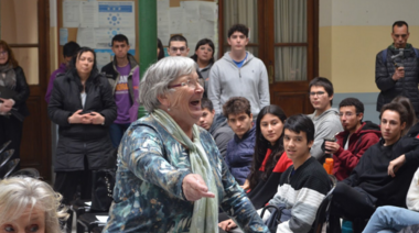 La Facultad de Ingeniería distinguió a la profesora María Inés Baragatti y luego disertó sobre "Ecuaciones diferenciales de primer orden"