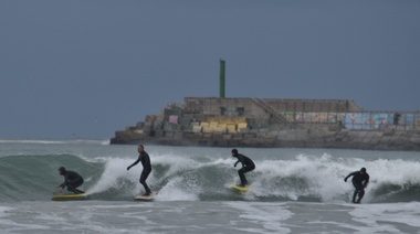 Surfear no es un crimen: Decenas de deportistas marplatenses protestaron en el mar
