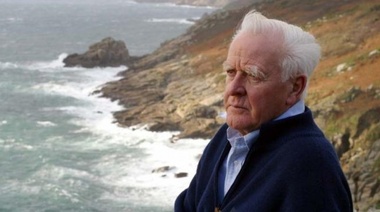 A los 89 años murió el escritor británico John Le Carré, autor de "El topo" y "El jardinero fiel"