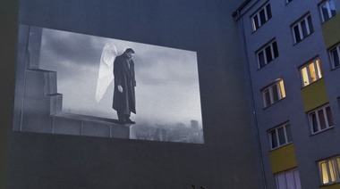 Proyectan cine en las fachadas de edificios de Berlín para ver desde el aislamiento