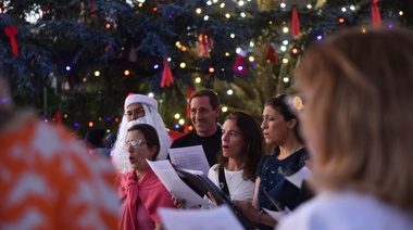 Fotos con Papá Noel, música en vivo y el arbolito iluminado: ya se palpita la Navidad en el Palacio Municipal platense