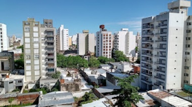 Domingo con cielo despejado por la mañana